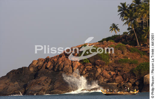 Sur la plage de Kovallam. - © Philip Plisson / Plisson La Trinité / AA12651 - Nos reportages photos - La petite pêche au Kerala, Inde du sud
