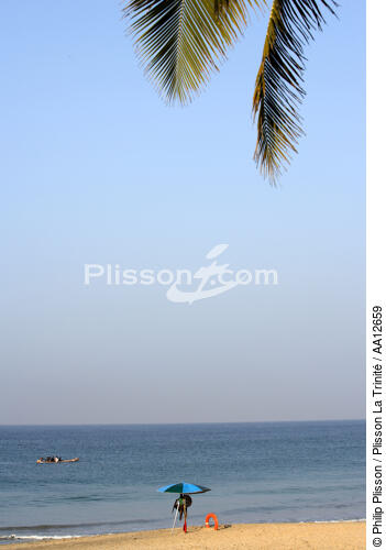 Sur la plage de Kovallam.. - © Philip Plisson / Plisson La Trinité / AA12659 - Nos reportages photos - Accessoire de plage