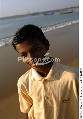 Jeune indou à Vilinjan. - © Philip Plisson / Plisson La Trinité / AA12681 - Nos reportages photos - La petite pêche au Kerala, Inde du sud