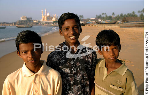 Enfants sur la plage à Vilinjam. - © Philip Plisson / Plisson La Trinité / AA12701 - Nos reportages photos - La petite pêche au Kerala, Inde du sud