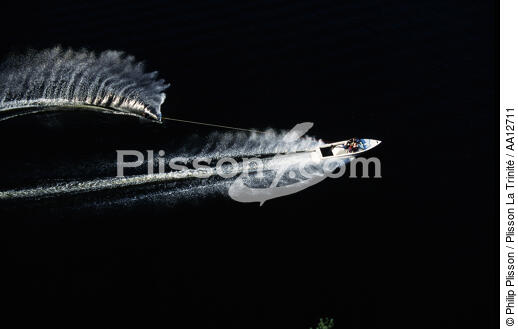 Water skiing. - © Philip Plisson / Plisson La Trinité / AA12711 - Photo Galleries - Wake