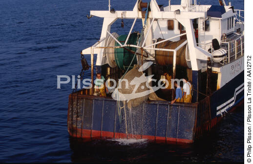 Chalutier en pêche. - © Philip Plisson / Plisson La Trinité / AA12712 - Nos reportages photos - Chalutier