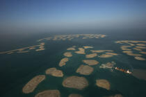 Construction de The World à Dubai. © Philip Plisson / Plisson La Trinité / AA12757 - Nos reportages photos - Barge