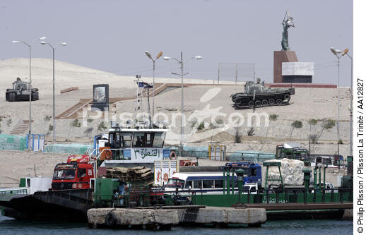 Sur le canal de Suez. - © Philip Plisson / Plisson La Trinité / AA12827 - Nos reportages photos - Bac