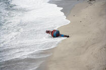 Balise échouée sur la plage. © Philip Plisson / Plisson La Trinité / AA13929 - Nos reportages photos - Site [29]