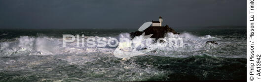 Storm on Tevennec lighthouse. - © Philip Plisson / Plisson La Trinité / AA13942 - Photo Galleries - Tevennec
