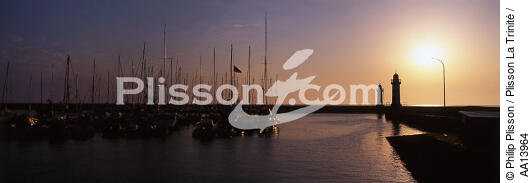 Petit matin dans le port du Palais. - © Philip Plisson / Plisson La Trinité / AA13964 - Nos reportages photos - Ile [56]