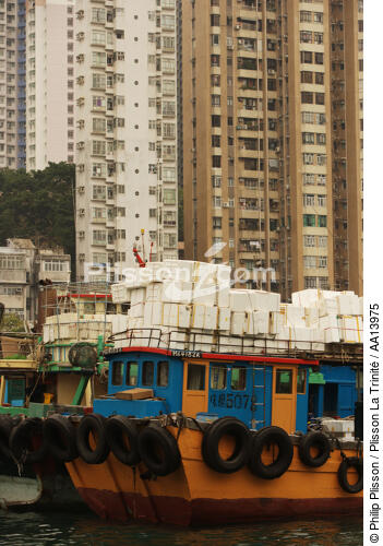Le port d'Aberdeen à Hong Kong. - © Philip Plisson / Plisson La Trinité / AA13975 - Nos reportages photos - Immeuble