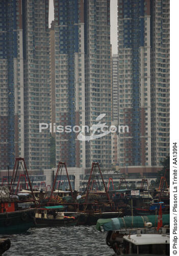 In the port of Aberdeen to HongKong. - © Philip Plisson / Plisson La Trinité / AA13994 - Photo Galleries - Hong Kong, a city of contrasts