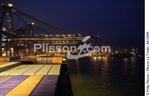 Terminal de porte conteneurs dans le port de Kowloon. - © Philip Plisson / Plisson La Trinité / AA13999 - Nos reportages photos - Moment de la journée
