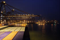 Containership terminal in the port of Kowloon © Philip Plisson / Plisson La Trinité / AA13999 - Photo Galleries - CMA CGM Marco Polo
