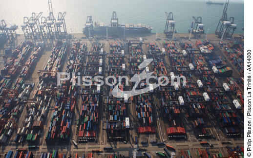 Terminal de porte conteneurs dans le port de Kowloon. - © Philip Plisson / Plisson La Trinité / AA14000 - Nos reportages photos - Hong Kong, ville de contrastes