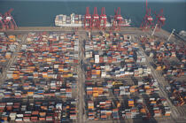 Terminal de porte conteneurs dans le port de Kowloon. © Philip Plisson / Plisson La Trinité / AA14001 - Nos reportages photos - Porte-conteneurs, la démesure