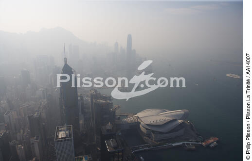 Hong Kong dans la brume. - © Philip Plisson / Plisson La Trinité / AA14007 - Nos reportages photos - Gratte-ciel