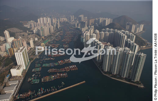 The port of Aberdeen in Hong Kong. - © Philip Plisson / Plisson La Trinité / AA14008 - Photo Galleries - Sky-scraper