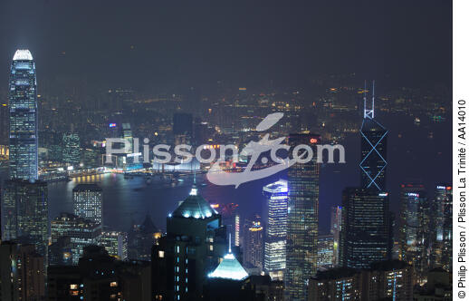 Hong Kong by night. - © Philip Plisson / Plisson La Trinité / AA14010 - Nos reportages photos - Gratte-ciel
