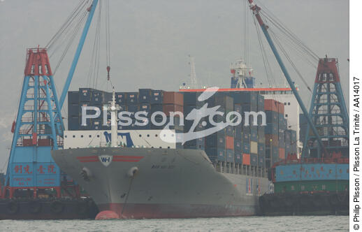 Containership terminal in Kowloon, Hong Kong. - © Philip Plisson / Plisson La Trinité / AA14017 - Photo Galleries - CMA CGM Marco Polo