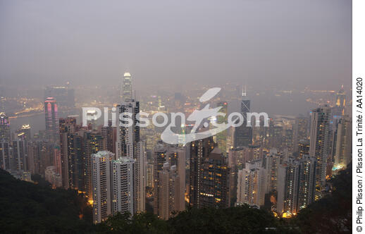 Hong Kong by night. - © Philip Plisson / Plisson La Trinité / AA14020 - Nos reportages photos - Immeuble