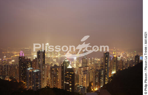 Hong Kong by night. - © Philip Plisson / Plisson La Trinité / AA14021 - Nos reportages photos - Gratte-ciel