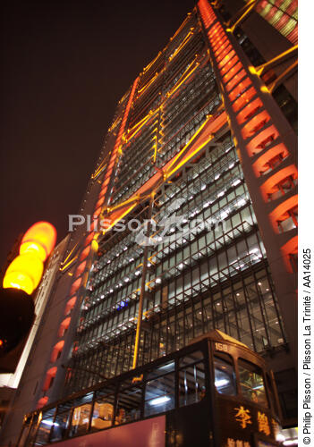 Hong Kong by night. - © Philip Plisson / Plisson La Trinité / AA14025 - Nos reportages photos - Gratte-ciel
