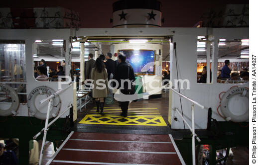 Ferry in Hong Kong. - © Philip Plisson / Plisson La Trinité / AA14027 - Photo Galleries - Hong Kong, a city of contrasts