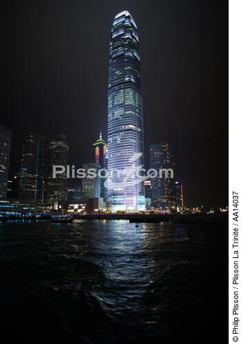 Building in Hong Kong. - © Philip Plisson / Plisson La Trinité / AA14037 - Photo Galleries - Night