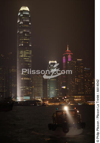 Hong Kong by night. - © Philip Plisson / Plisson La Trinité / AA14042 - Nos reportages photos - Gratte-ciel