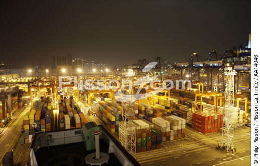 Terminal de porte conteneur à Kowloon. - © Philip Plisson / Plisson La Trinité / AA14046 - Nos reportages photos - Le CMA CGM Marco Polo