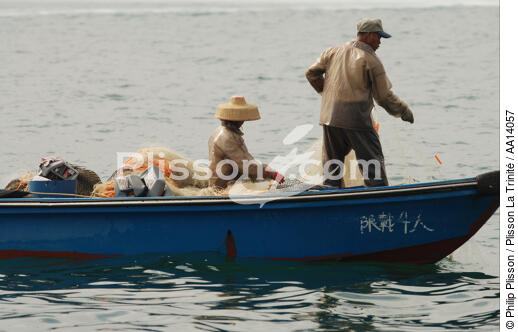 Petite pêche à Hong Kong. - © Philip Plisson / Plisson La Trinité / AA14057 - Nos reportages photos - Hong Kong