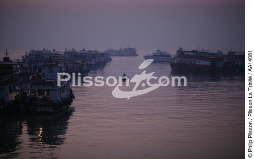 In the port of Bombay. - © Philip Plisson / Plisson La Trinité / AA14081 - Photo Galleries - Dusk