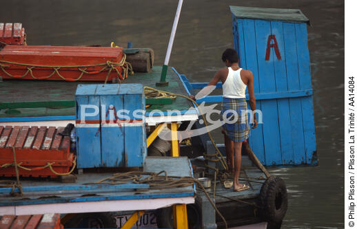 In the port of Bombay. - © Philip Plisson / Plisson La Trinité / AA14084 - Photo Galleries - State [India]