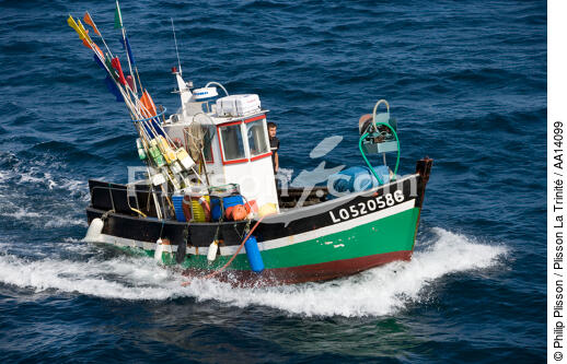 Fishing around Groix. - © Philip Plisson / Plisson La Trinité / AA14099 - Photo Galleries - Lobster pot fishing boat