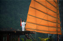 Jonque in bay of Ha Long © Philip Plisson / Plisson La Trinité / AA14139 - Photo Galleries - Along Bay, Vietnam