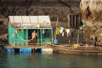 Floating boat in bay of Ha Long © Philip Plisson / Plisson La Trinité / AA14142 - Photo Galleries - Ha Long Bay