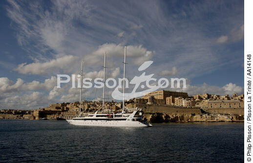 The Ponant in front of Valletta in Malta. - © Philip Plisson / Plisson La Trinité / AA14148 - Photo Galleries - Passenger Liner