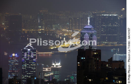 Hong Kong la nuit. - © Philip Plisson / Plisson La Trinité / AA14167 - Nos reportages photos - Hong Kong, ville de contrastes