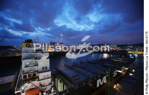 The harbour city of Ulsan in South Korea. - © Philip Plisson / Plisson La Trinité / AA14175 - Photo Galleries - Shipyard