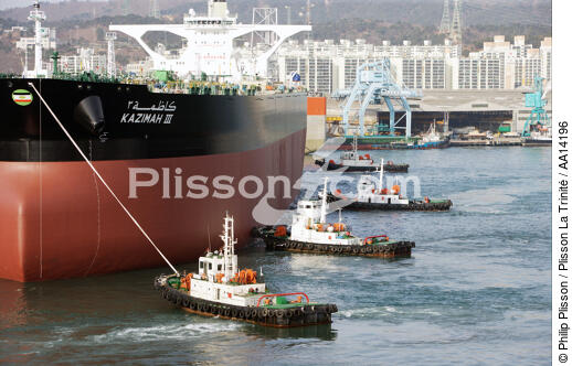 La ville portuaire de Ulsan en Corée de Sud. - © Philip Plisson / Plisson La Trinité / AA14196 - Nos reportages photos - Chantier Hyundai, le plus grand chantier maritime du monde.