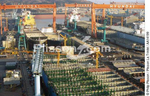 La ville portuaire de Ulsan en Corée de Sud. - © Philip Plisson / Plisson La Trinité / AA14199 - Nos reportages photos - Chantier Hyundai, le plus grand chantier maritime du monde.