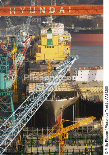 La ville portuaire de Ulsan en Corée de Sud. - © Philip Plisson / Plisson La Trinité / AA14200 - Nos reportages photos - Chantier Hyundai, le plus grand chantier maritime du monde.
