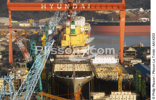 La ville portuaire de Ulsan en Corée de Sud. - © Philip Plisson / Plisson La Trinité / AA14203 - Nos reportages photos - Chantier Hyundai, le plus grand chantier maritime du monde.