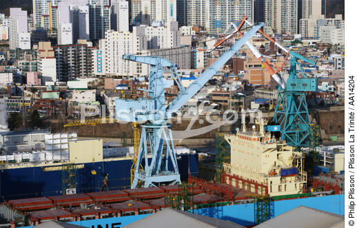 La ville portuaire de Ulsan en Corée de Sud. - © Philip Plisson / Plisson La Trinité / AA14204 - Nos reportages photos - Chantier Hyundai, le plus grand chantier maritime du monde.