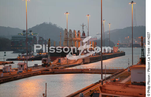 Ecluse sur le Canal de Panama. - © Philip Plisson / Plisson La Trinité / AA14227 - Nos reportages photos - Aube