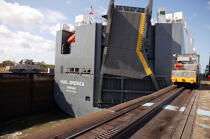 Lock on Panama Canal. © Philip Plisson / Plisson La Trinité / AA14241 - Photo Galleries - Locomotive