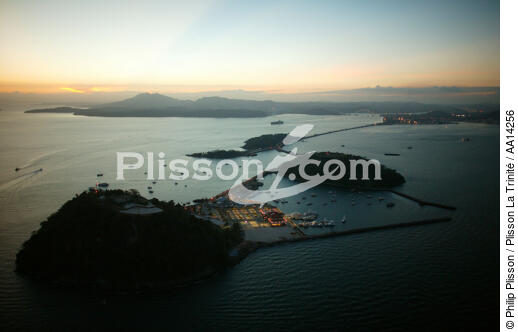 Boats on standby in front of Panama Canal. - © Philip Plisson / Plisson La Trinité / AA14256 - Photo Galleries - Panama City