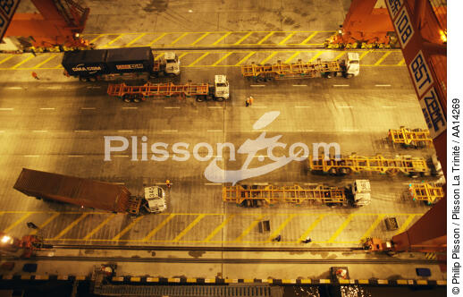Truck on standby of the containers in Shanghai. - © Philip Plisson / Plisson La Trinité / AA14269 - Photo Galleries - China