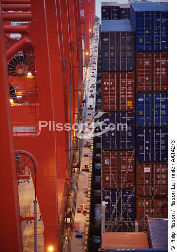 Porte-conteneur à Shanghai. - © Philip Plisson / Plisson La Trinité / AA14273 - Nos reportages photos - Shanghai