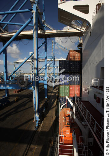 Containership in Malta. - © Philip Plisson / Plisson La Trinité / AA14283 - Photo Galleries - Containership