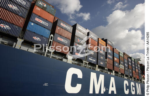 Porte-conteneur à Malte. - © Philip Plisson / Plisson La Trinité / AA14285 - Nos reportages photos - Le CMA CGM Marco Polo