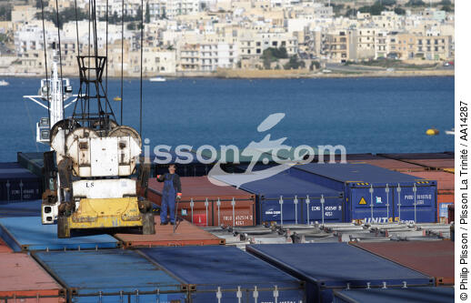 Porte-conteneur à Malte. - © Philip Plisson / Plisson La Trinité / AA14287 - Nos reportages photos - Le CMA CGM Marco Polo